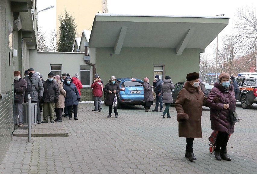 Zapisy na szczepienia w Łodzi i regionie. Brak terminów w wielu punktach w Łodzi. NFZ uspokaja seniorów