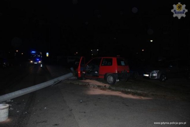 Złodziej samochodu z Gdyni. Uciekając przed policją uderzył w lampę