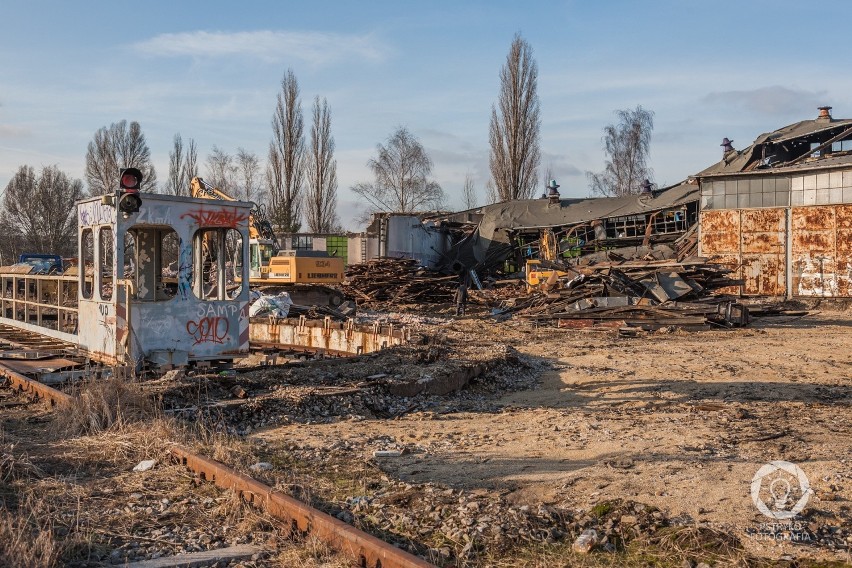 Rozbierają lokomotywownię w Kielcach. Torów już nie ma, burzą hale [ZDJĘCIA]