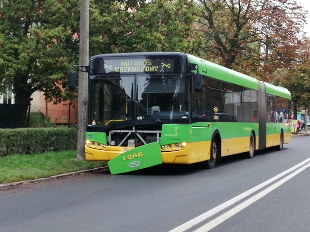 Na skrzyżowaniu ul. Przybyszewskiego i Marcelińskiej autobus linii nr 145 zderzył się z samochodem osobowym.