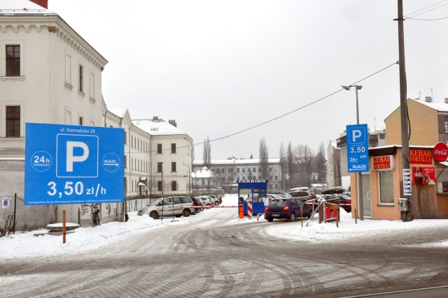 Teren rozciąga się od ulicy Karmelickiej do Dolnych Młynów. Na razie gmina wynajmuje go głównie pod parking za 39 tys. zł miesięcznie. Panoramę ulicy Karmelickiej psują jednak postawione w tym miejscu budki z kebabami.