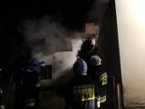 Groźny pożar w Ostrowcu. Kobieta cudem uniknęła śmierci w płomieniach [ZDJĘCIA]