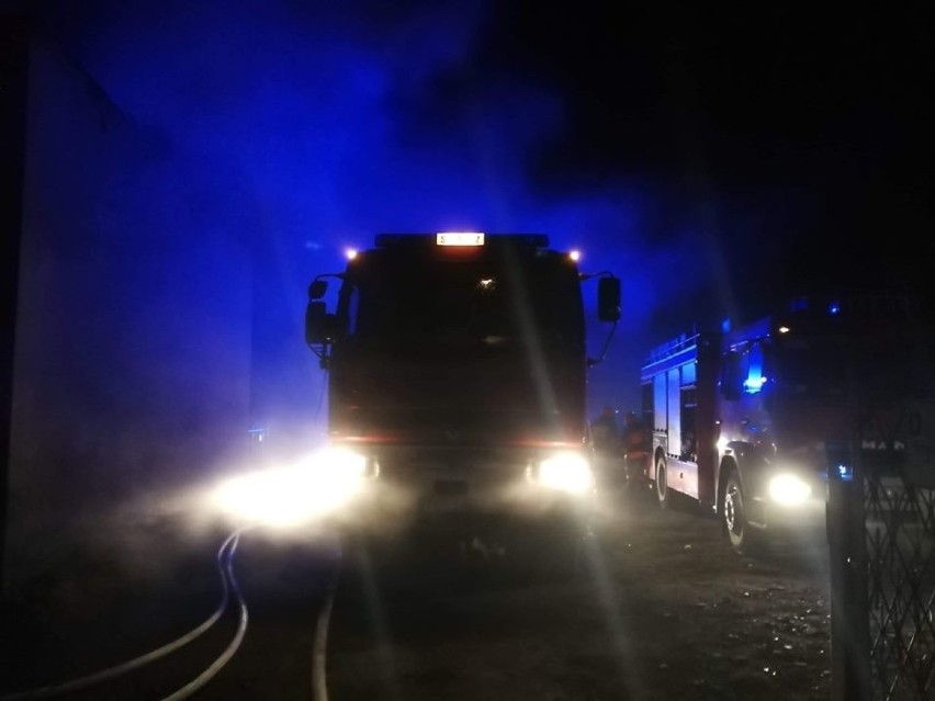 Groźny pożar w Ostrowcu. Kobieta cudem uniknęła śmierci w płomieniach [ZDJĘCIA]