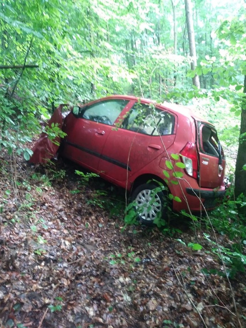 Wypadek w gminie Przywidz. Samochód wypadł z drogi i stoczył się ze skarpy |ZDJĘCIA