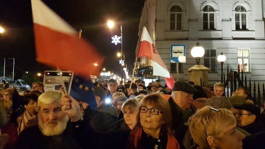 Protest w obronie sądów. Przed sądem w Piotrkowie...