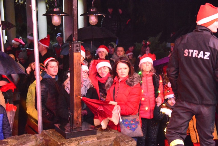 W Marszu Mikołajów w Otmuchowie, mimo niepogody, wzięły...