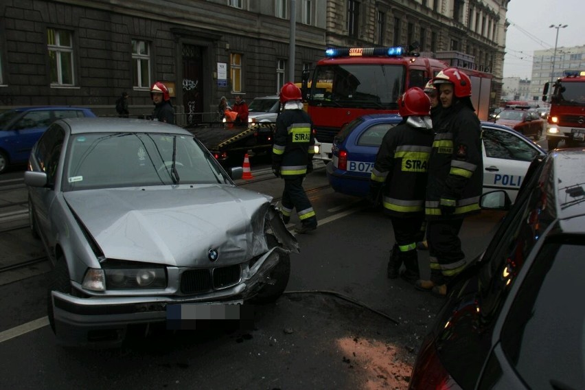 Wrocław: Zderzenie BMW i renault na Podwalu (ZDJĘCIA)