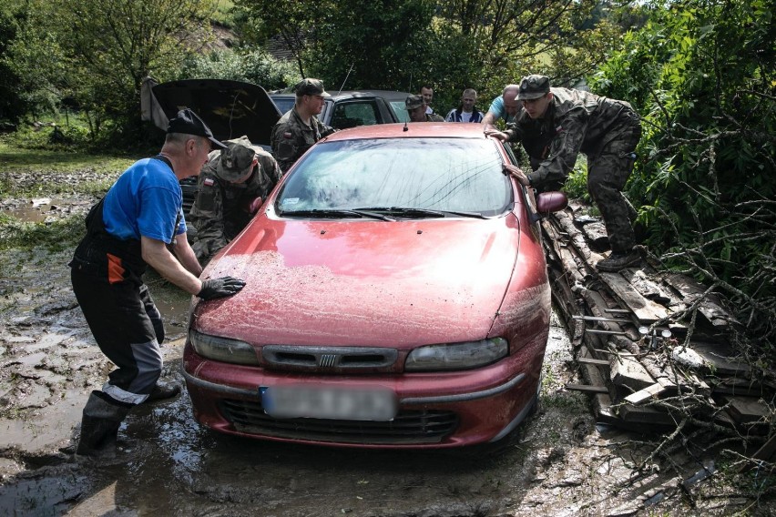 Terytorialsi pomagali przy podtopieniach w Birczy, Hucie Brzuskiej, Korzeńcu i Albigowej [ZDJĘCIA]