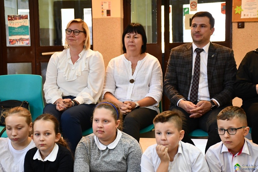 Uczniowie podziękowali nauczycielom w Publicznej Szkole Podstawowej im. ks. dra Bolesława Domańskiego w Zakrzewie