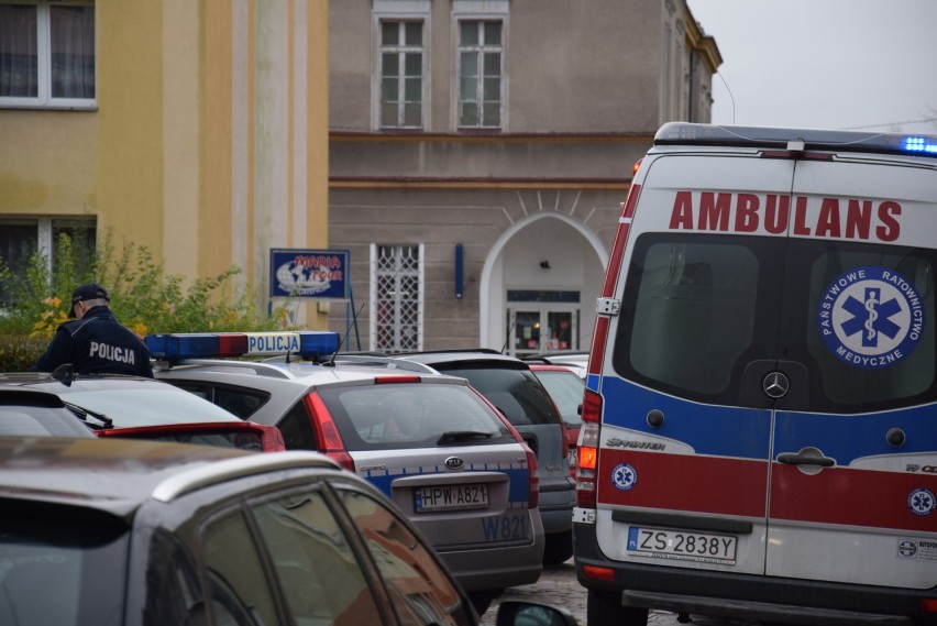 Zatrzymano  młodego mężczyznę, bo groził swoim domownikom. Policja zabrała go na komendę 