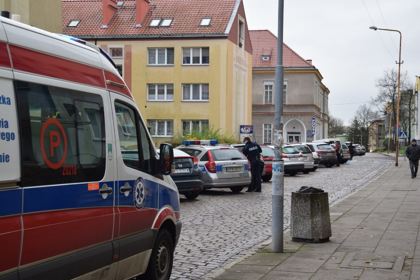 Zatrzymano  młodego mężczyznę, bo groził swoim domownikom. Policja zabrała go na komendę 