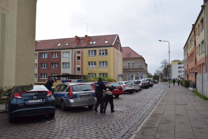 Zatrzymano  młodego mężczyznę, bo groził swoim domownikom. Policja zabrała go na komendę 