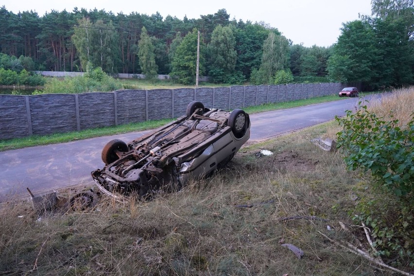 Dachowanie w miejscowości Mąkoszyn. 70-letni kierowca trafił...