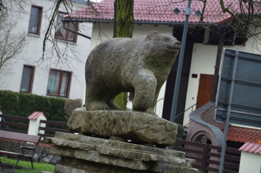 Archiwalny wygląd fontanny z niedźwiedziem na plantach w Rawiczu