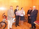 Absolwenci  - prymusi odebrali nagrody od burmistrza Opoczna