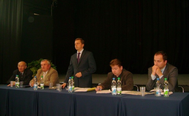 Wiceprezydent Łodzi Dariusz Joński (na zdjęciu: stoi) obiecał, że zajmie się problemami wskazanymi przez mieszkańc&oacute;w.