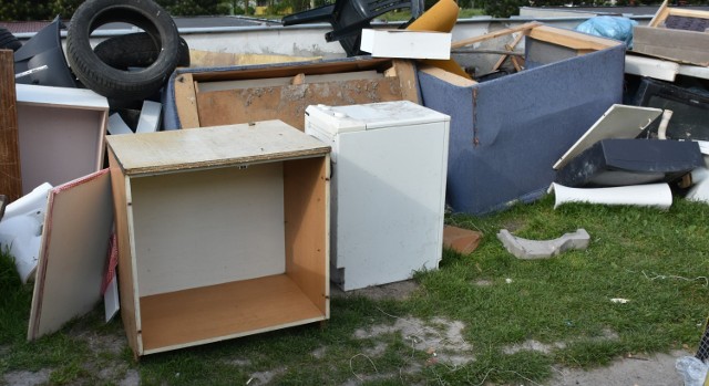 Meble i inne odpady wielkogabarytowe pochodzące z gospodarstw domowych odbierane są po wcześniejszym zgłoszeniu telefonicznym do Urzędu Miasta