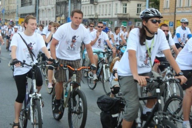 W sobotę ulicami warszawy przejechało ponad 1000 rowerzystów ...