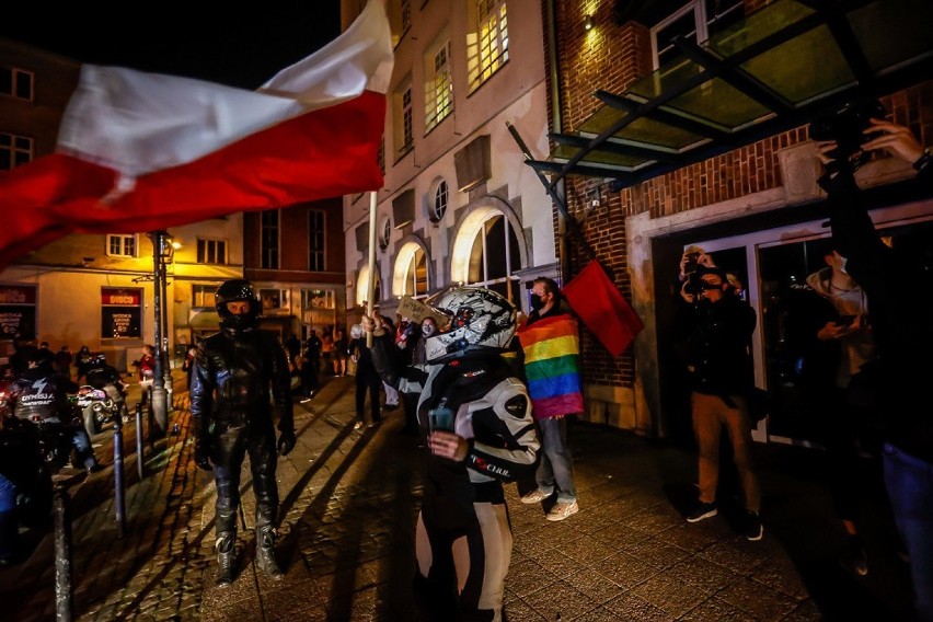 Strajk Kobiet w Gdańsku na Targu Drzewnym przed biurami...