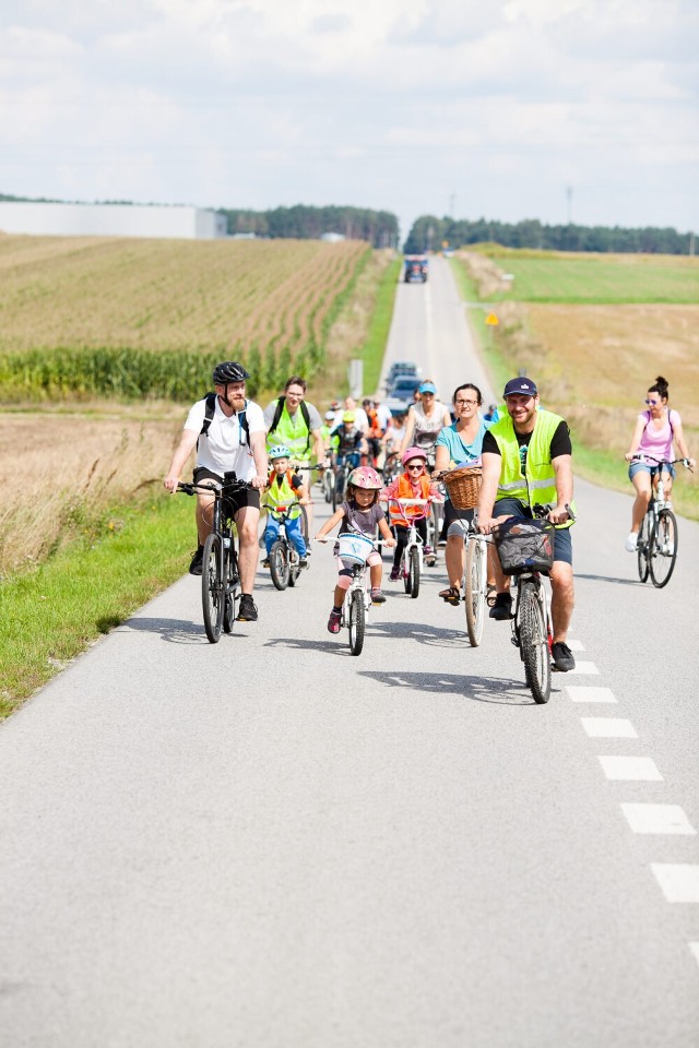 Akcja kwiatowo-rowerowo w Wolborzu: rajd do osady leśnej w Kole i wspólne ognisko