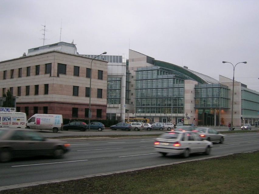 Do stacji na Wiertniczej (budynek po prawej stronie) z...