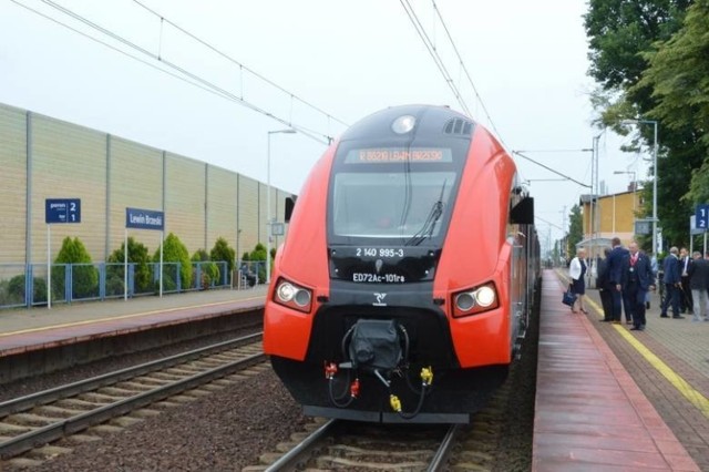 - Od kilku do kilkunastu minut zmienia się czas odjazdów i przyjazdów wszystkich pociągów - mówi Sylwester Brząkała, dyrektor opolskich Przewozów Regionalnych. - Dlatego przed  wyjazdem w podróż należy sprawdzić rozkład, a nie jechać na pamięć. Ale na pasażerów czekają większe kłopoty, które związane są z remontami dwóch ważnych linii kolejowych w naszym regionie oraz dworca Opole Wschodnie.  Cały czas roboty trwają na trasie Opole - Kędzierzyn-Koźle.