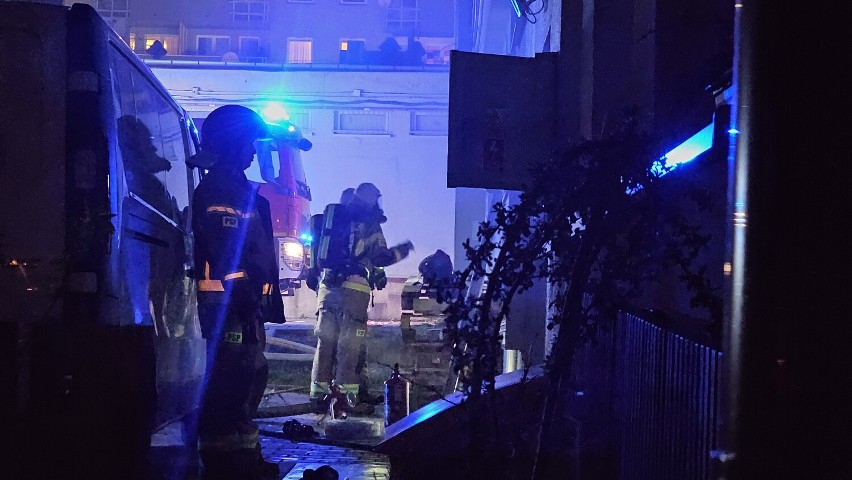 Dym i ogień w pralni przy ulicy Turystycznej w Kielcach. Na miejscu straż