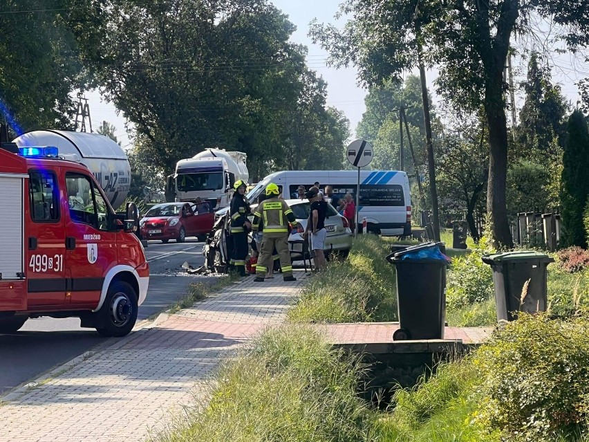 Karambol w Miedźnie pod Kłobuckiem. Ciężarówka z gazem nie wyhamowała i doprowadziła do wypadku. Dwie osoby ranne