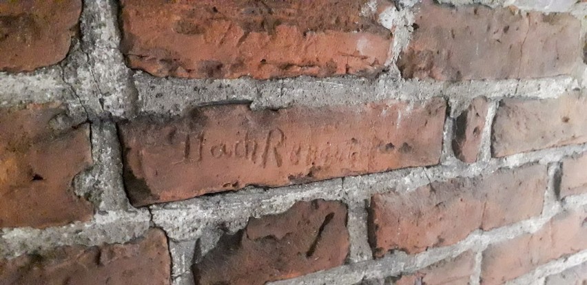"Graffiti" z XVIII i XIX wieku na ścianie Wielkiego Młyna w Gdańsku. Skąd się tu wzięły te napisy? Kto jest ich autorem? Zobaczcie zdjęcia