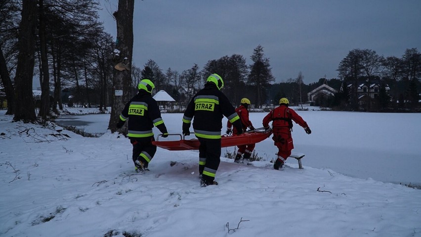 Wypadki na lodzie. Policjanci i strażacy ćwiczyli  trudne sytuacje na zamarzniętych zbiornikach wodnych