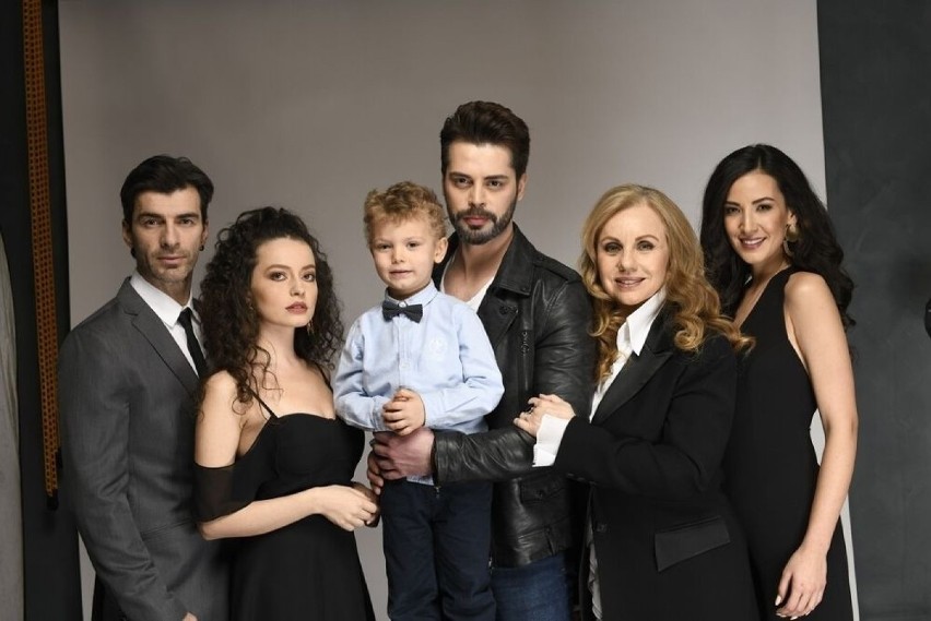"Zranione ptaki". Ci aktorzy znaleźli się w obsadzie nowej telenoweli na TVP1. Wśród nich m.in. Ali Yasin Özegemen i Gizem Arikan