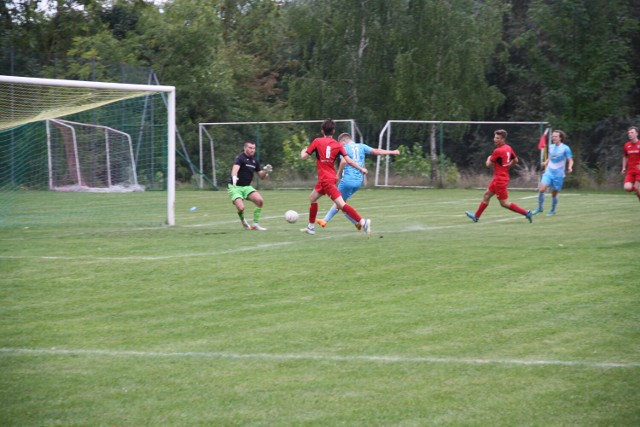 Kacper Krawczyk (Warta II Międzychód) trafia na 2:2, ratując punkt w Chrzypsku Wielkim (17.09.2022r.)