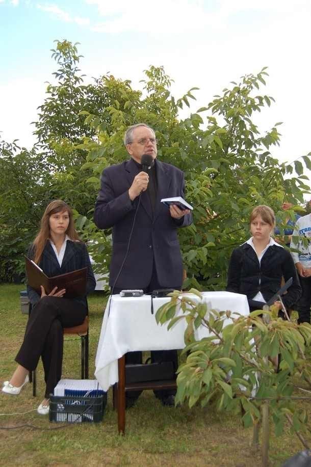 Zdjęcie ze spotkania promującego poprzedni tomik poezji księdza z Cygan