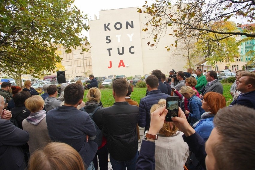 Mural "Konstytucja" umieszczono na ścianie kamienicy...