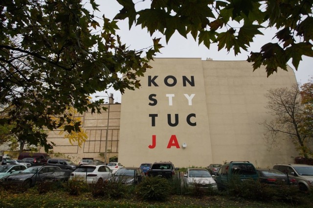 Mural "Konstytucja" umieszczono na ścianie kamienicy stojącej przy skrzyżowaniu ulic 27 Grudnia i Ratajczaka, w pobliżu Teatru Polskiego.

Przejdź do kolejnego zdjęcia --->
