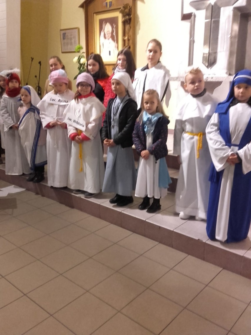 Radosna procesja świętych w kościele MB Częstochowskiej