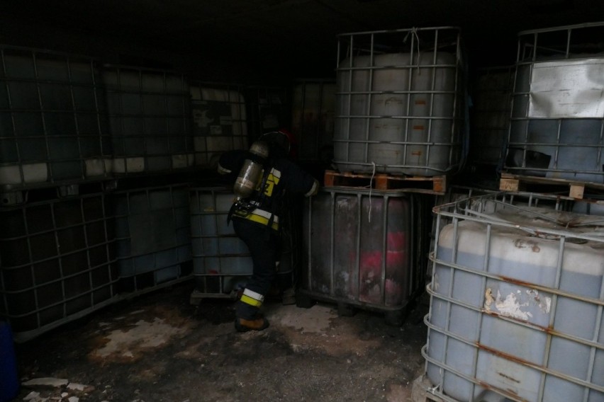 Bomba ekologiczna koło Zgierza. We wsi pod Zgierzem odkryto halę pełną toksycznych odpadów chemicznych! 5 tys. ton trujących śmieci