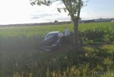 Wypadek na drodze krajowej nr 45 w Jełowej. Audi wypadło z jezdni i dachowało. Jedna osoba została poszkodowana