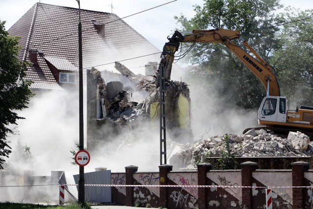 Po kolejnym pożarze pustostanu "zamieszkałym" przez bezdomnych w końcu rozebrano. Demontaż budynku z łezką w oku obserwował szef byłego kina Jerzy Rębisz. Prace nadzorował osobiście Dariusz Sonnenfeld właściciel firmy trudniącej się między innymi wyburzeniami.