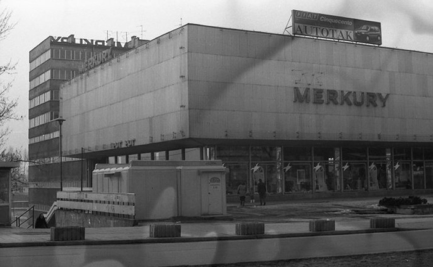Dom handlowy Merkury w Częstochowie - na przestrzeni lat. Tutaj zakupy robiło kilka pokoleń. Lata mijają a Merkury ten sam