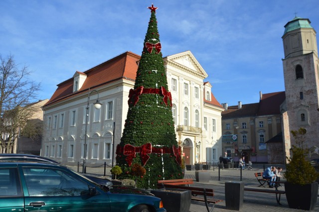 Przed ratuszem w Żaganiu stanęła już choinka, a na drzewach na placu Słowiańskim zawisły tradyjnie lampki