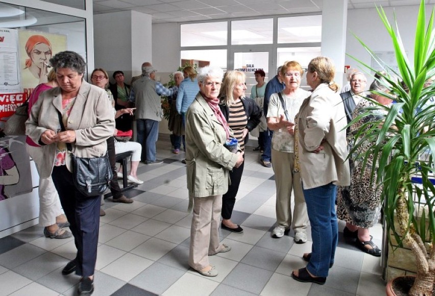 Karwiny. Kolejka do okulisty przerosła oczekiwania nawet pacjentów [ZDJĘCIA]