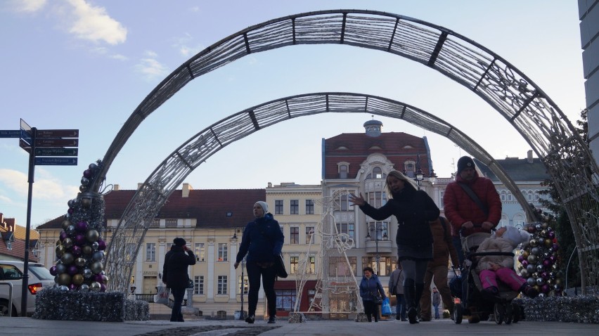 Bydgoszcz gotowa na święta. Na Starym Rynku pojawiła się choinka [zdjęcia]