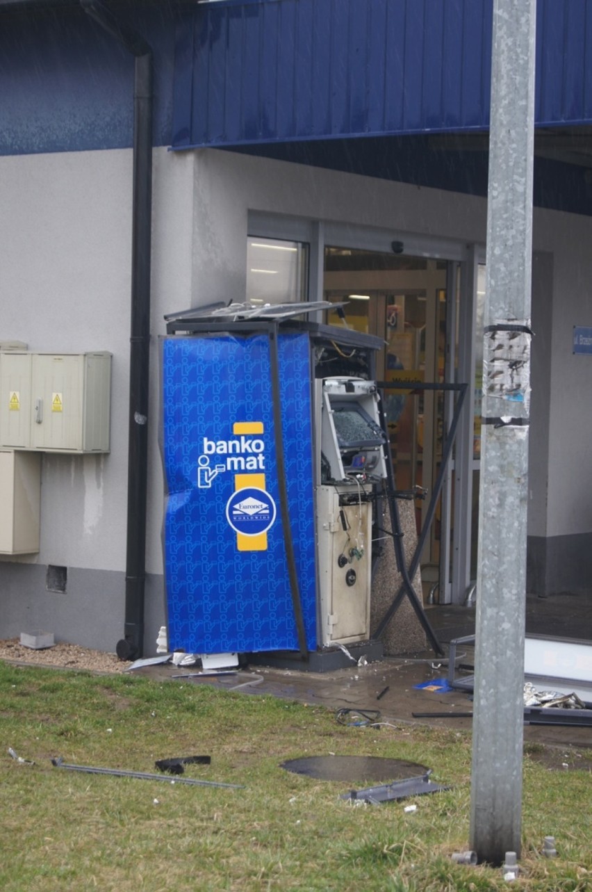 Radomsko: Wysadzili bankomat w powietrze i uciekli