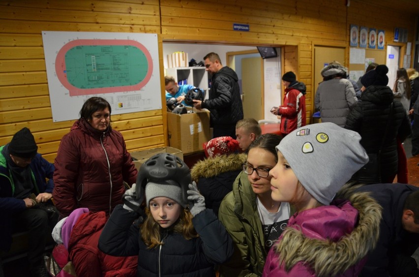 Tłumy na lodowisku PCS w Bełchatowie. Ruszyła akcja "Bezpiecznie na lodzie" [ZDJĘCIA]