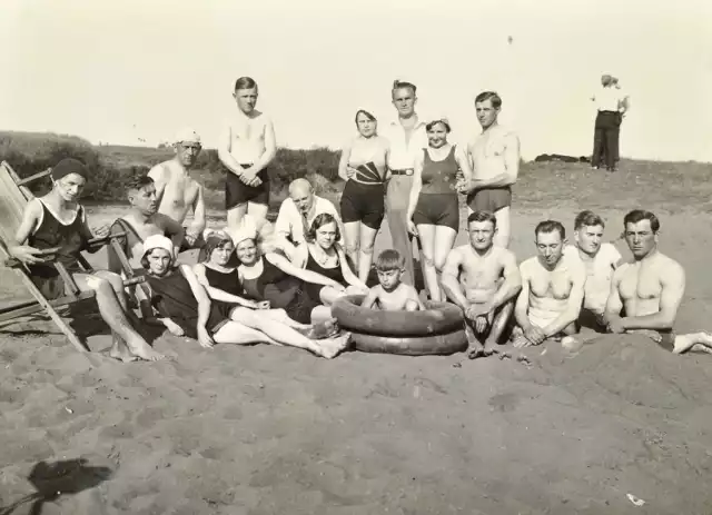 Na wystawę „Pleszewianie na starej fotografii” składają się fotografie pochodzące ze zbiorów Muzeum Regionalnego w Pleszewie, ze zbiorów rodzin pleszewskich oraz wybrane fotografie z konkursu „Moja rodzina na starej fotografii”