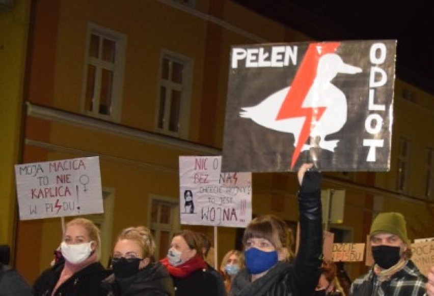 Protest kobiet w Wągrowcu. Zobacz hasła. "Nawet mefedron ma lepszy skład niż polski rząd", "Nawet Maryja miała wybór" 