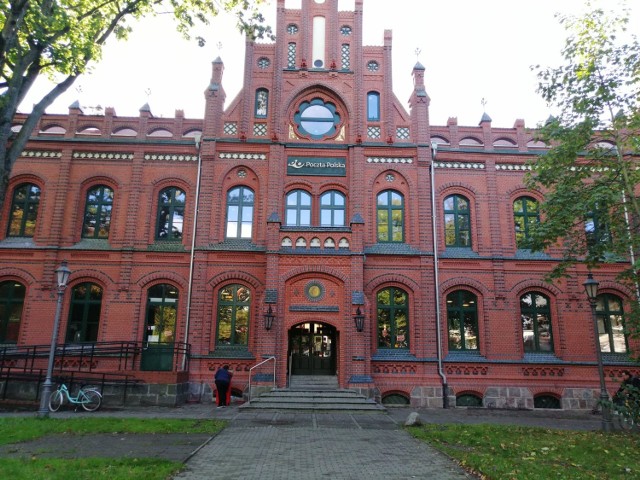 historyczny budynek poczty w Kołobrzegu. Urząd zajmuje parter części budynku