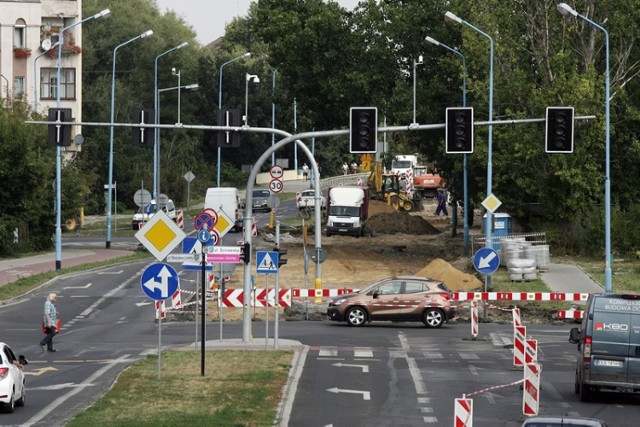 Przebudowa ulicy Leszczyńskiej w Legnicy, trwają prace drogowe.