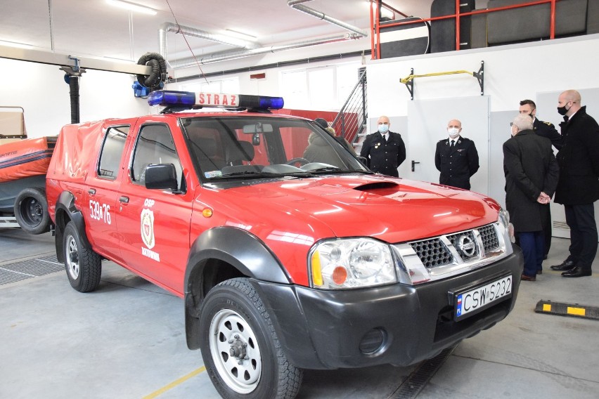 Świecie. Strażacy przekazali auto i łódź na rzecz druhów z OSP Ratownik. Zobacz zdjęcia